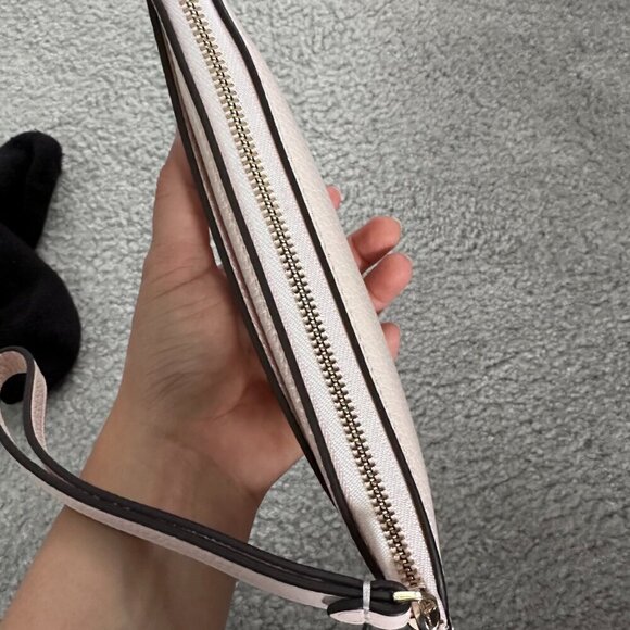 NWT! Kate Spade Lucy Medium L-Zip Wristlet -Light Pink Soffiano - Picture 4 of 4